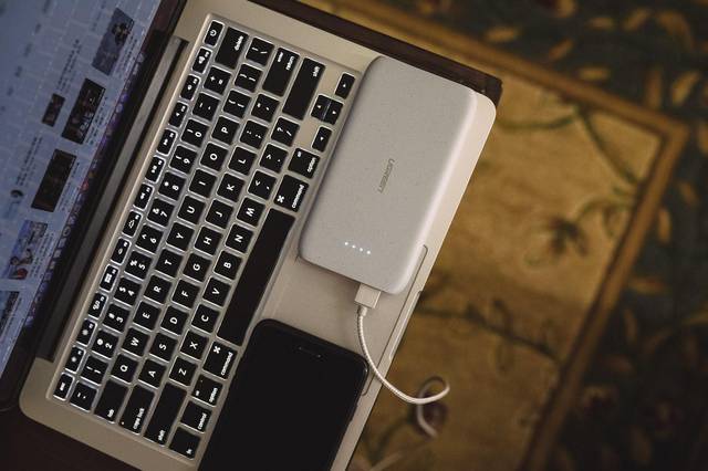 試用評測丨玩出手感的綠聯(lián)10000毫安鵝卵石充電寶